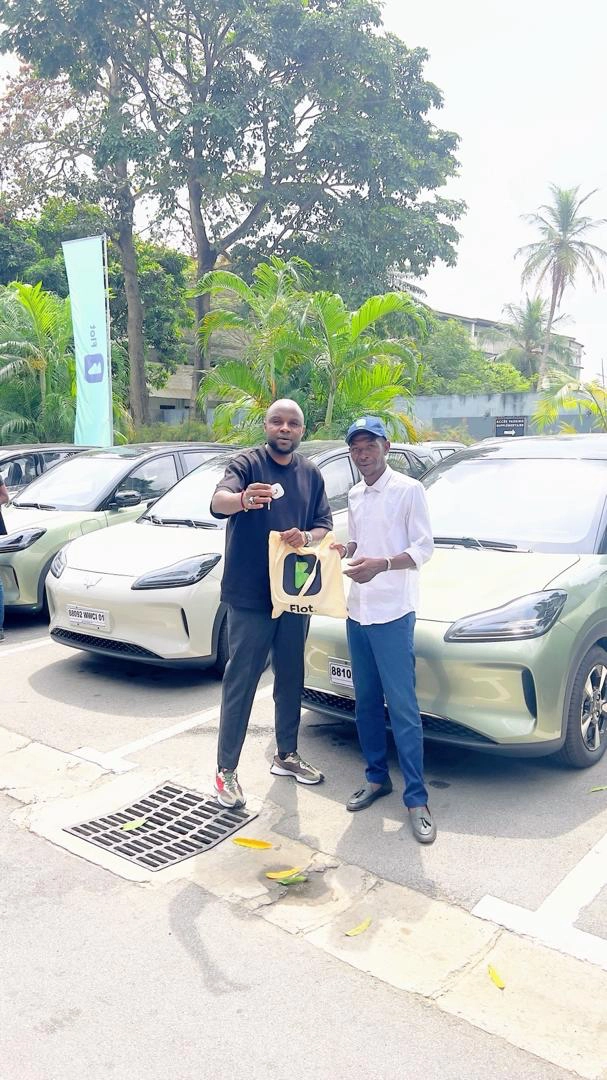 Remise des clés d'une voiture électrique Flot à un chauffeur, à Abidjan